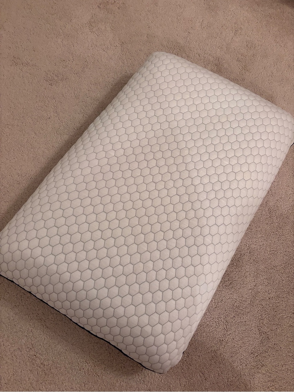 Hexagon-Pattern Cooling Memory Foam Pillow - White